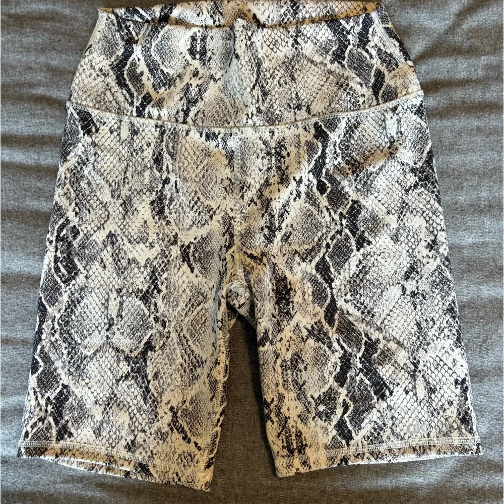 Alo High-Waist Snakeskin Vapor Short‎ - XS